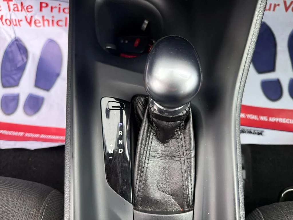 Used 2018 Silver Toyota XLE Premium image 31