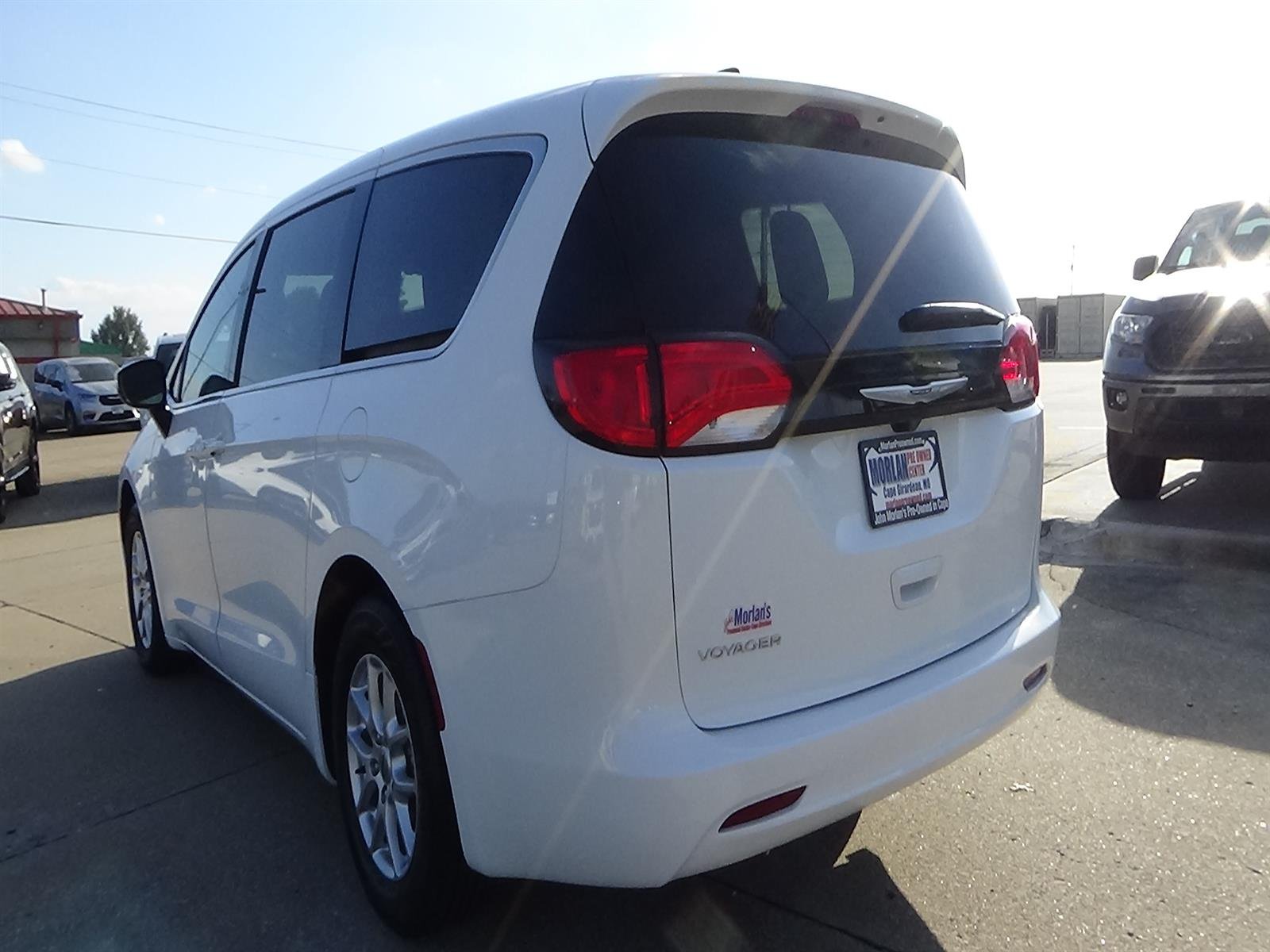 Used 2023 Bright White Clear Coat (pw7) Chrysler LX image 8