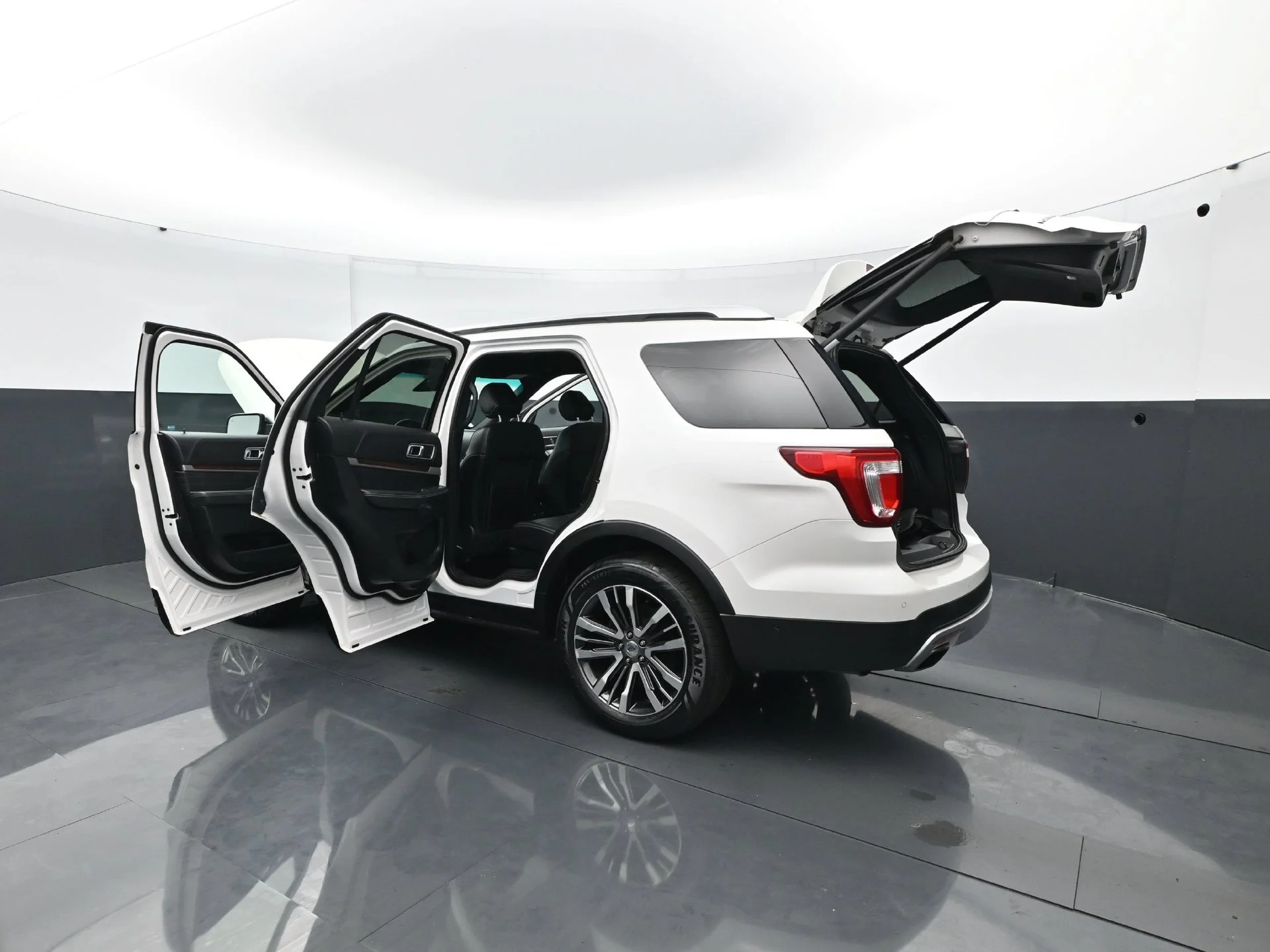 Used 2017  Ford Platinum image 32