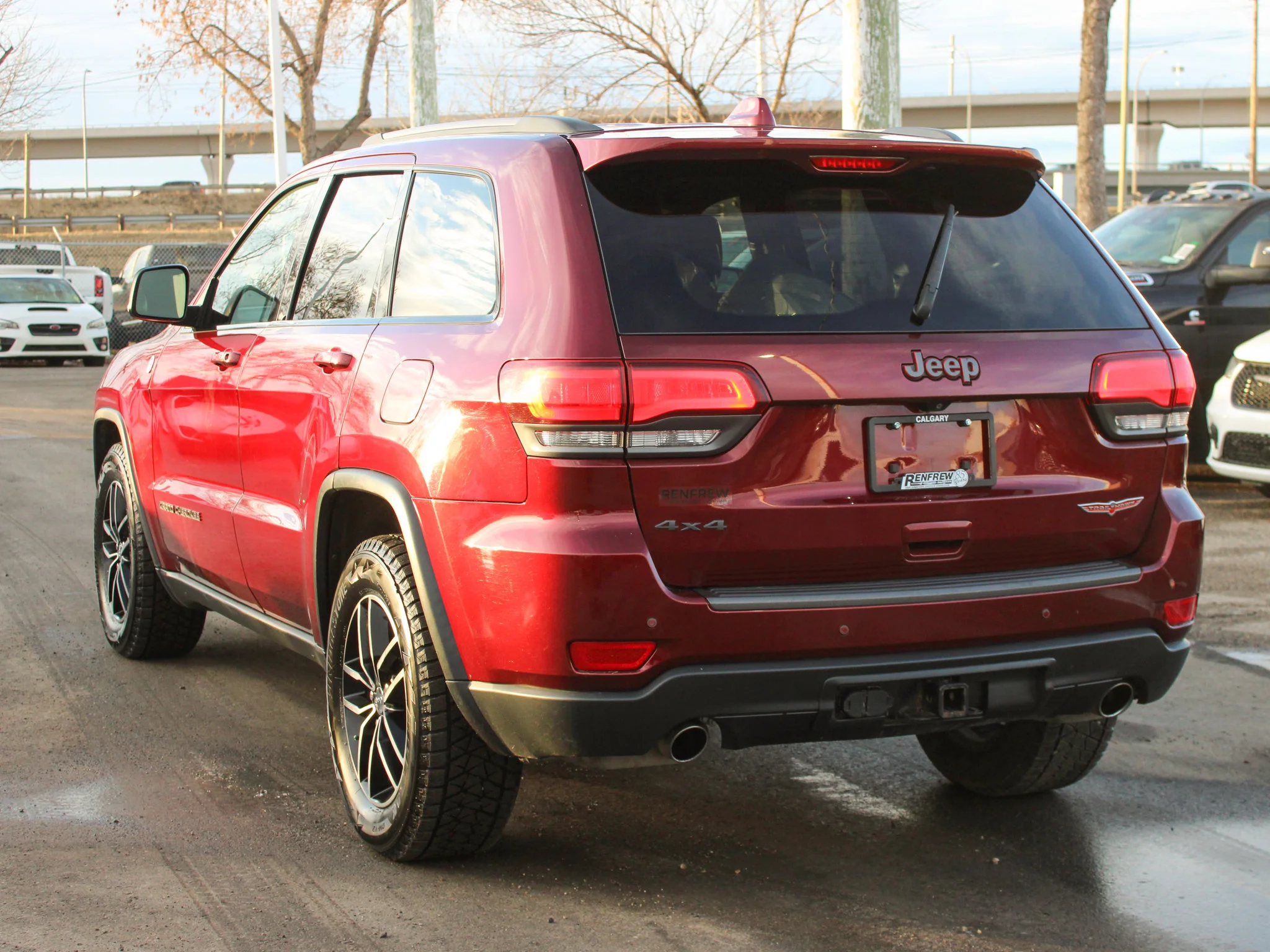 Used 2018 Red Jeep Trailhawk * V6 | Winter Tires | Heated/Vented Seats | Apple CarPlay | Navigation image 12
