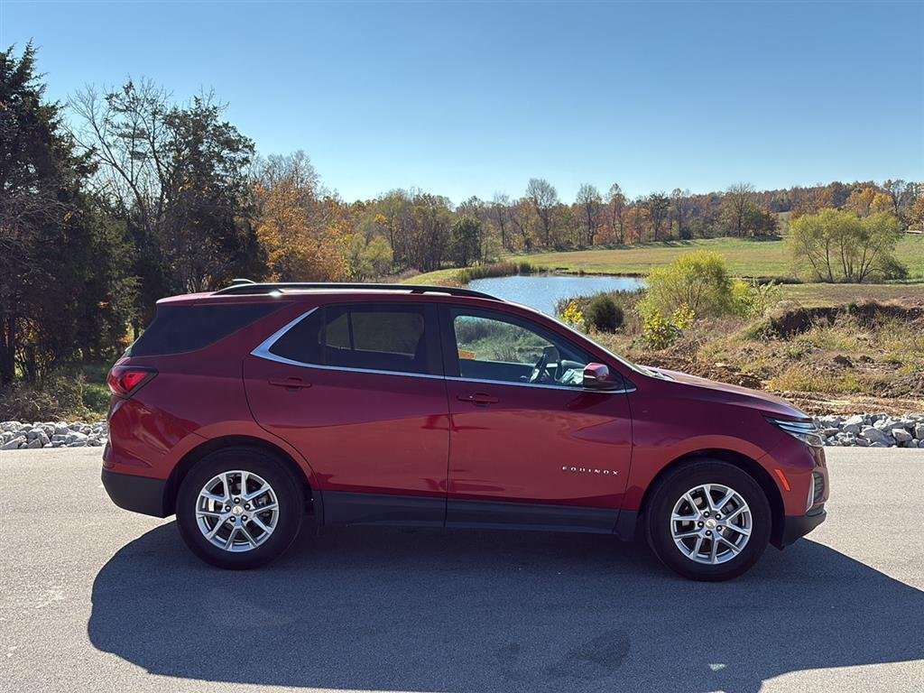 2023 Chevrolet Equinox LT photo 2