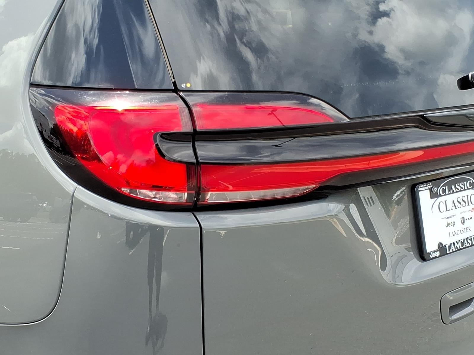 Used 2025 Ceramic Gray Clearcoat Chrysler Limited image 17