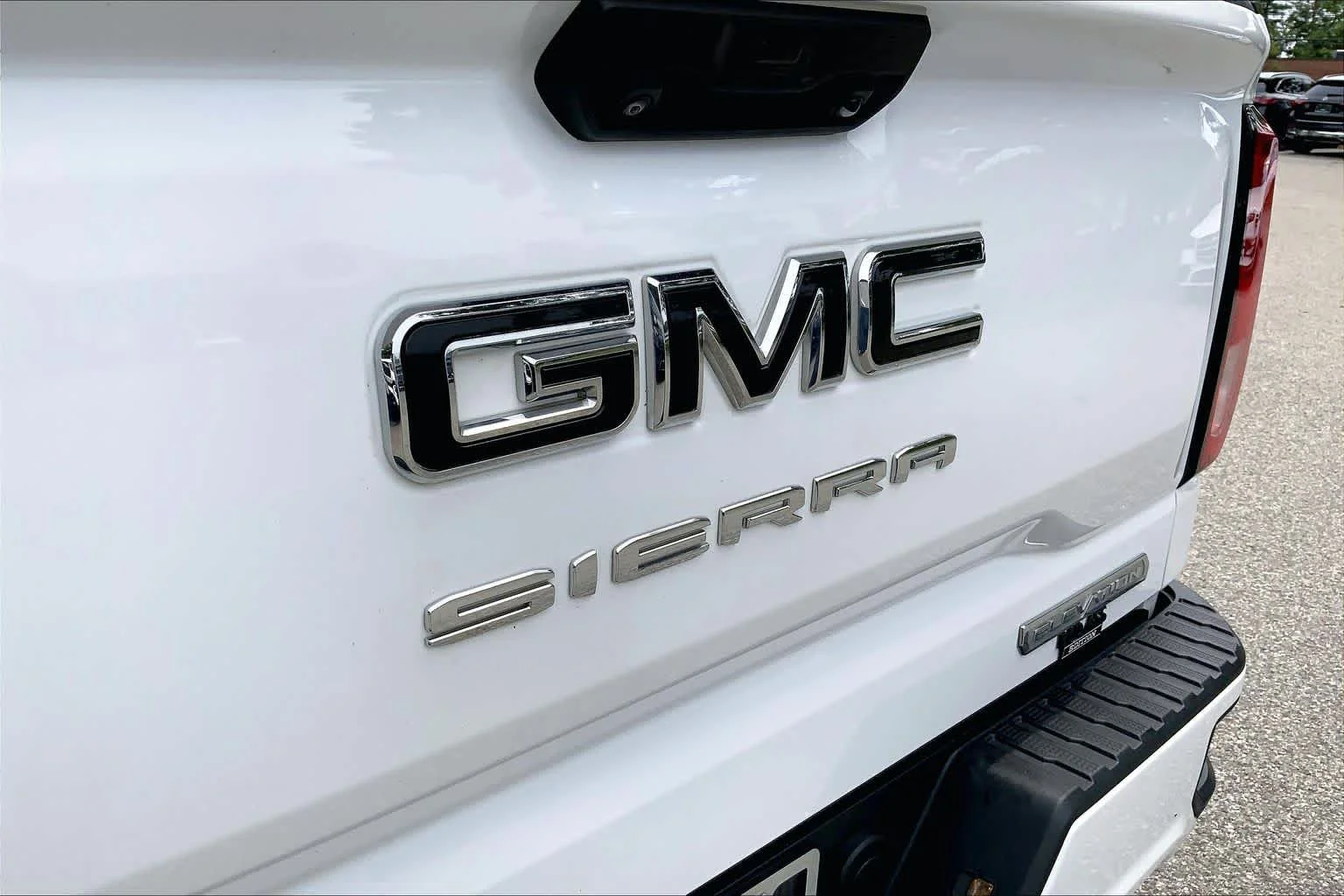 Used 2024 Summit White GMC Elevation image 10