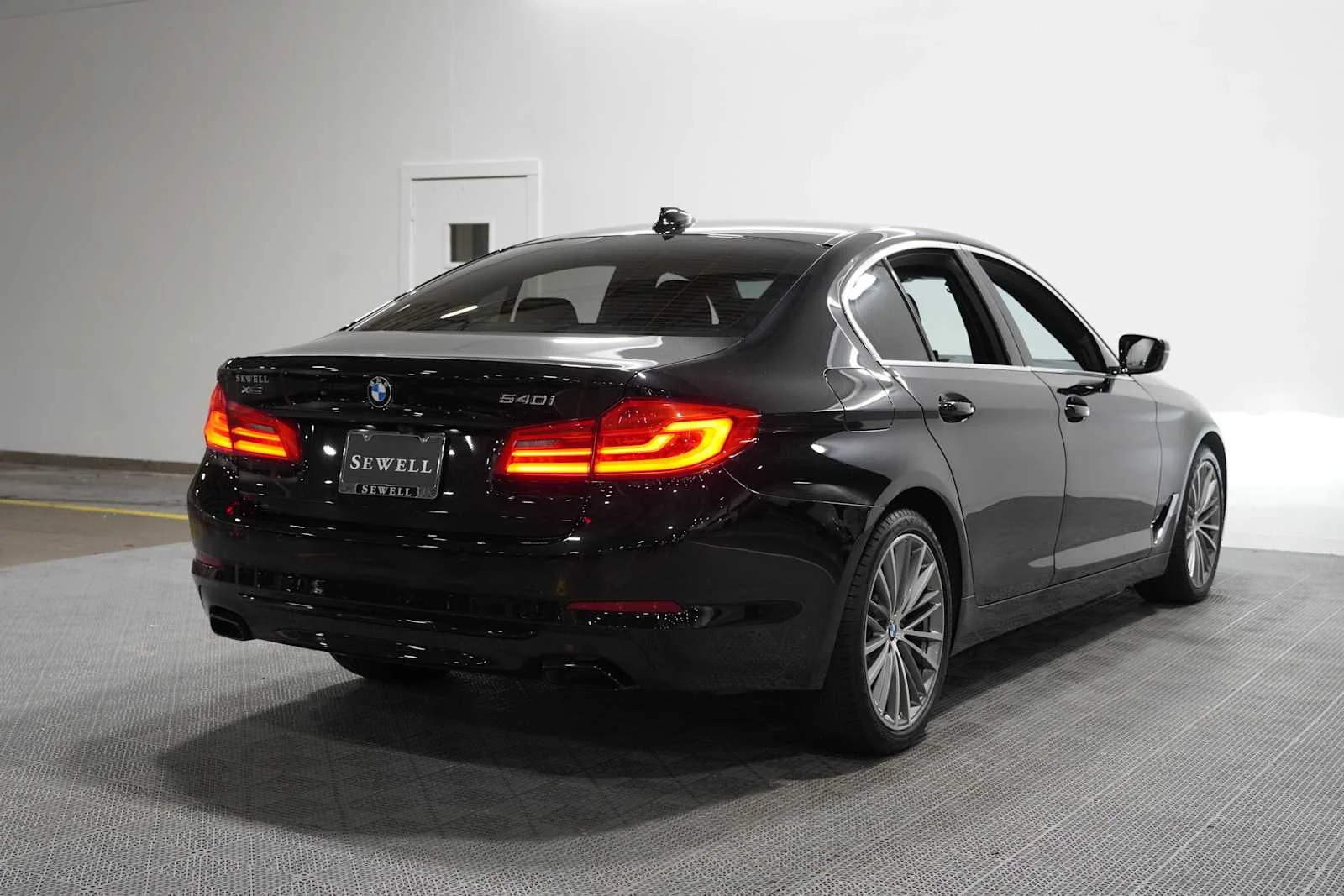 Used 2019 Black Sapphire Metallic BMW 540i xDrive image 4