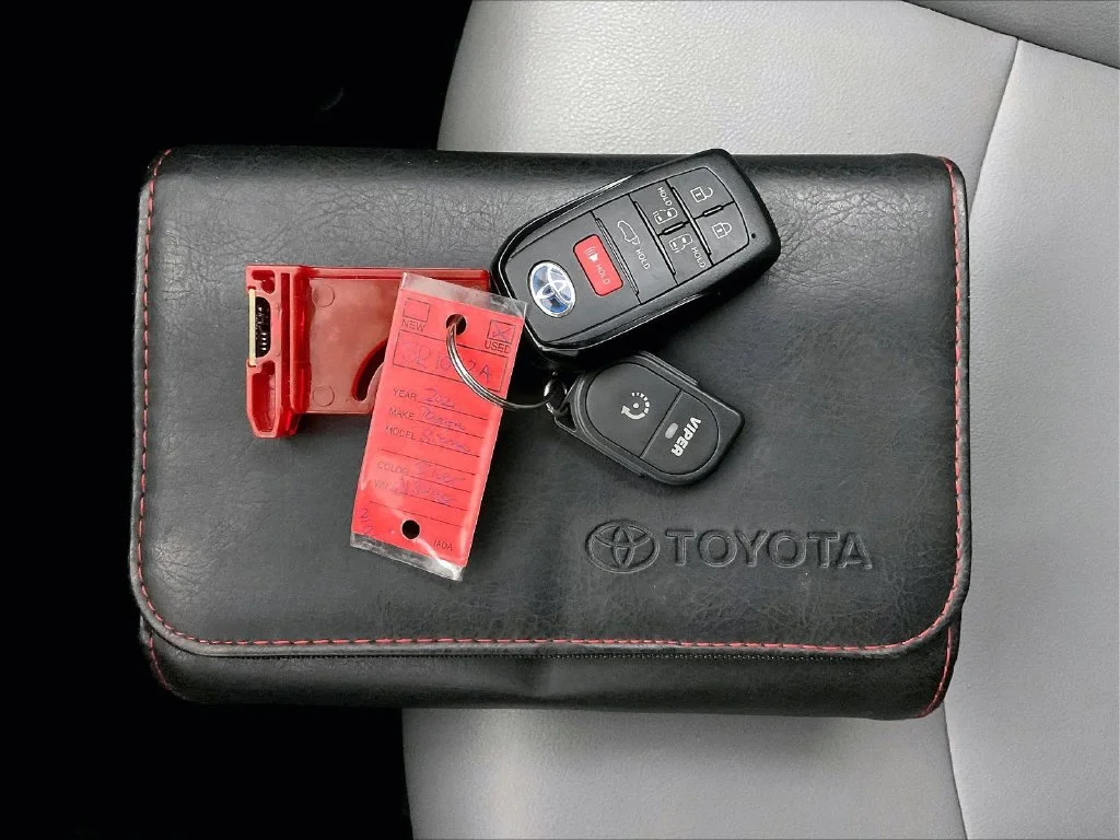 Used 2021 Silver Toyota XLE image 15