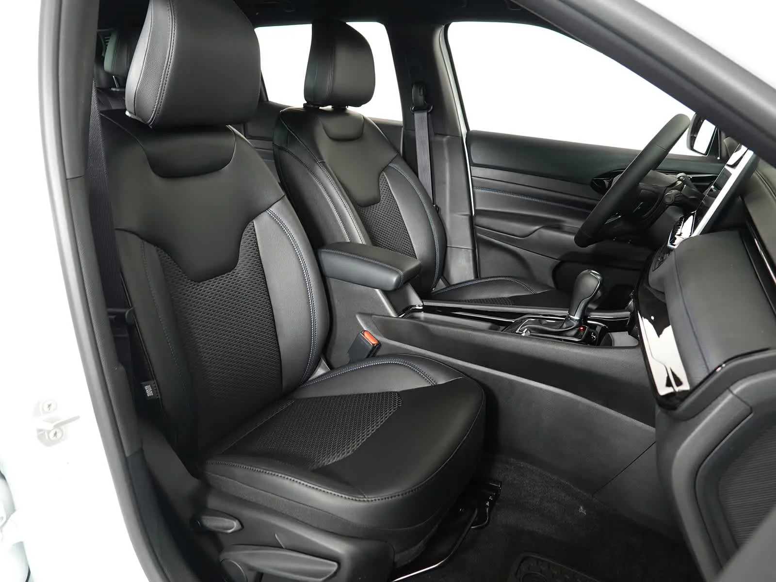 New 2026 Bright White Clearcoat Jeep Latitude image 14