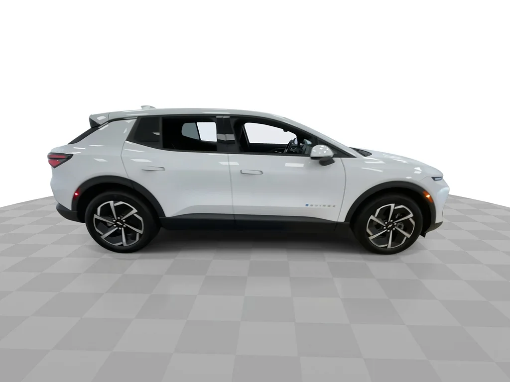 Used 2025 Summit White Chevrolet LT image 2