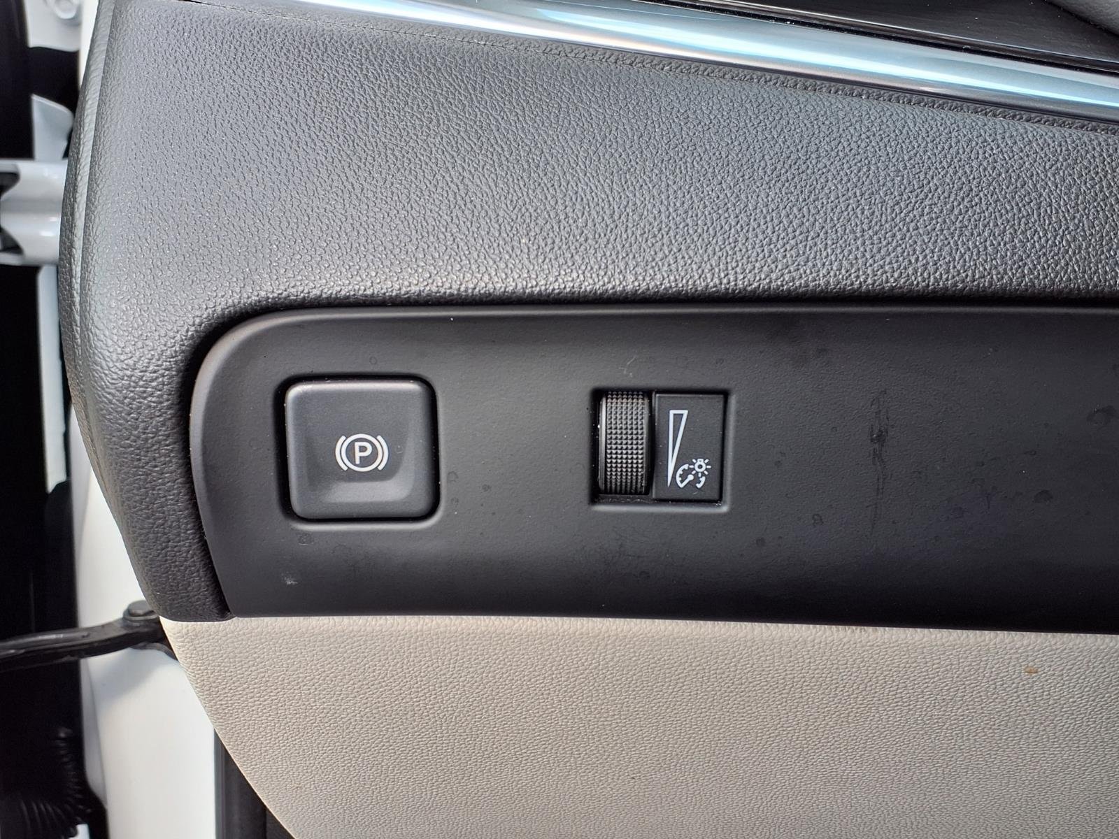 Used 2023 White Buick Essence image 12