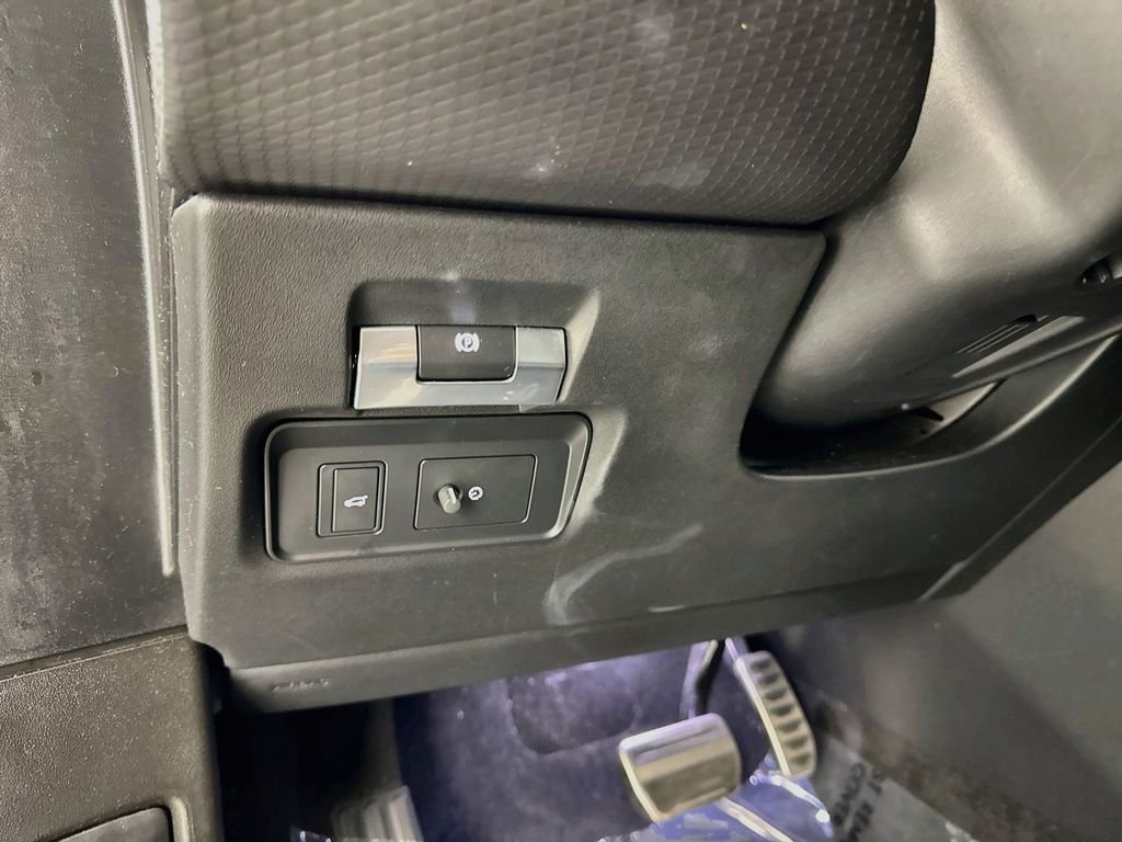 Used 2023 White Land Rover R-Dynamic S image 10