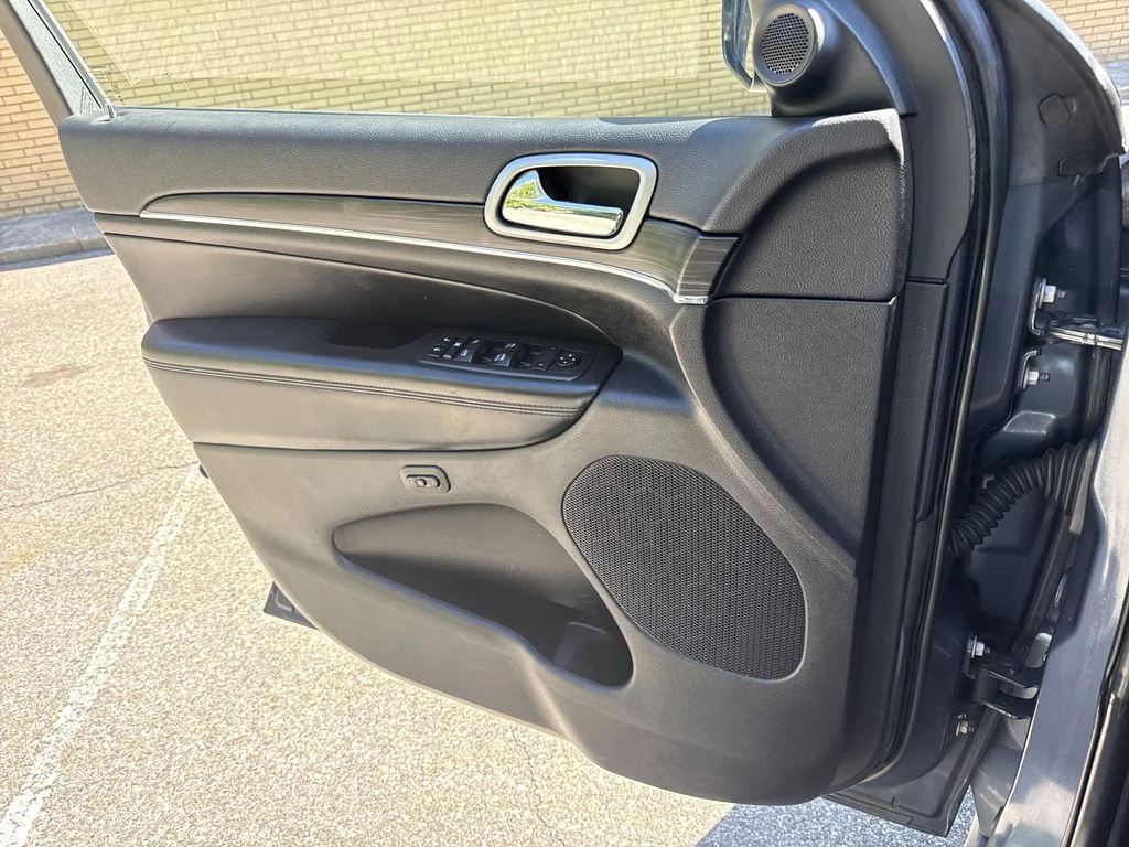 Used 2019 Blue Jeep Limited image 26