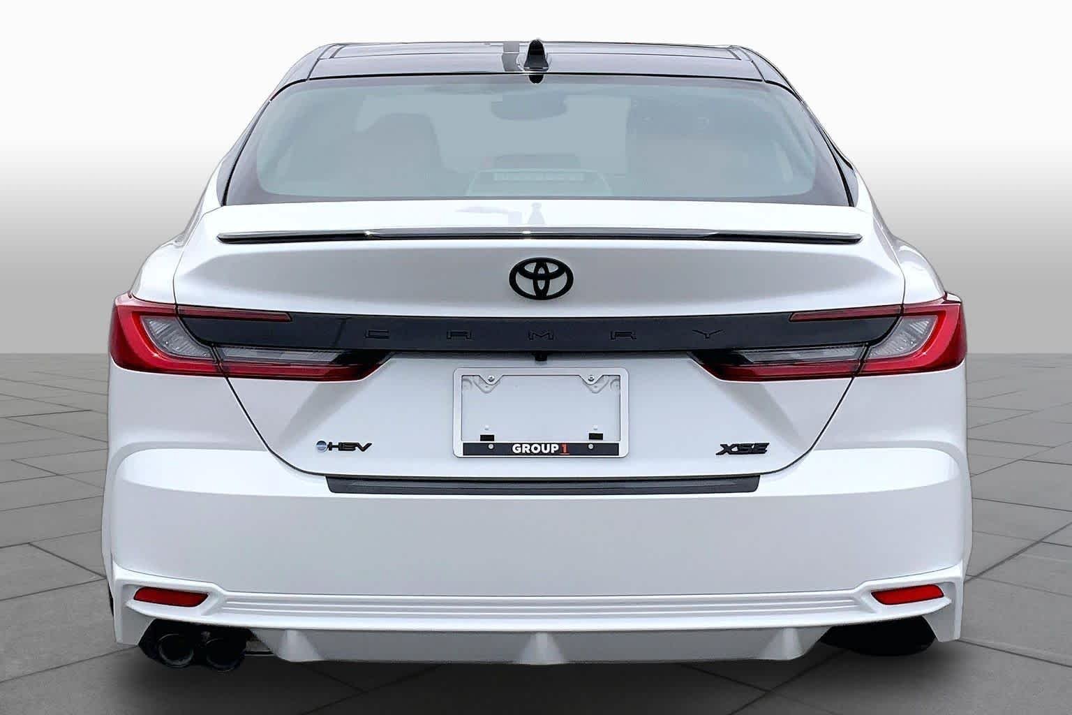 New 2026 Wind Chill Pearl with Midnight Black Metallic roof Toyota XSE image 4