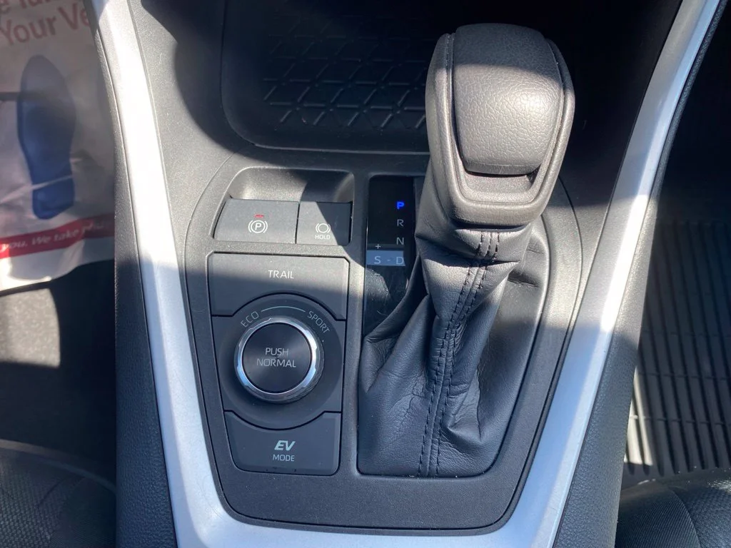 Used 2022 Silver Toyota XLE image 24