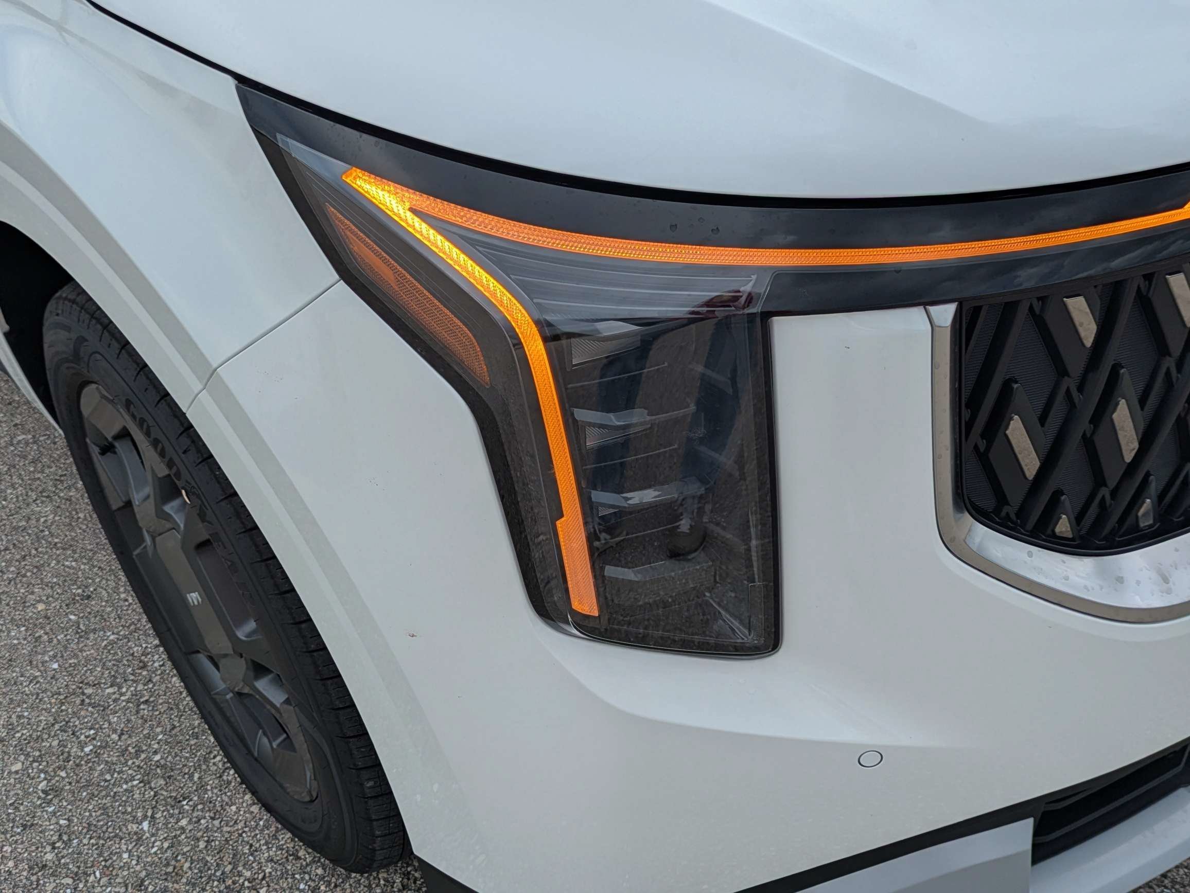 New 2026 Snow White Pearl Kia EX image 10