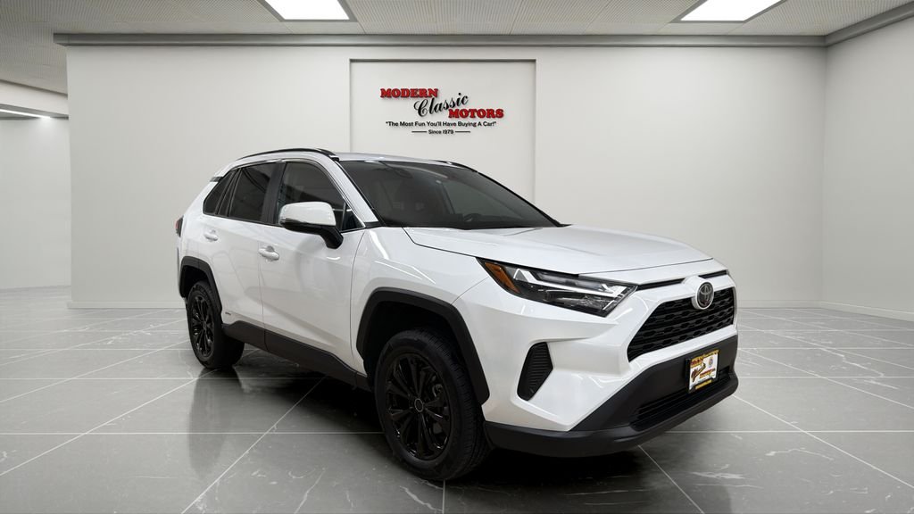 Used 2025 White Toyota XLE image 2
