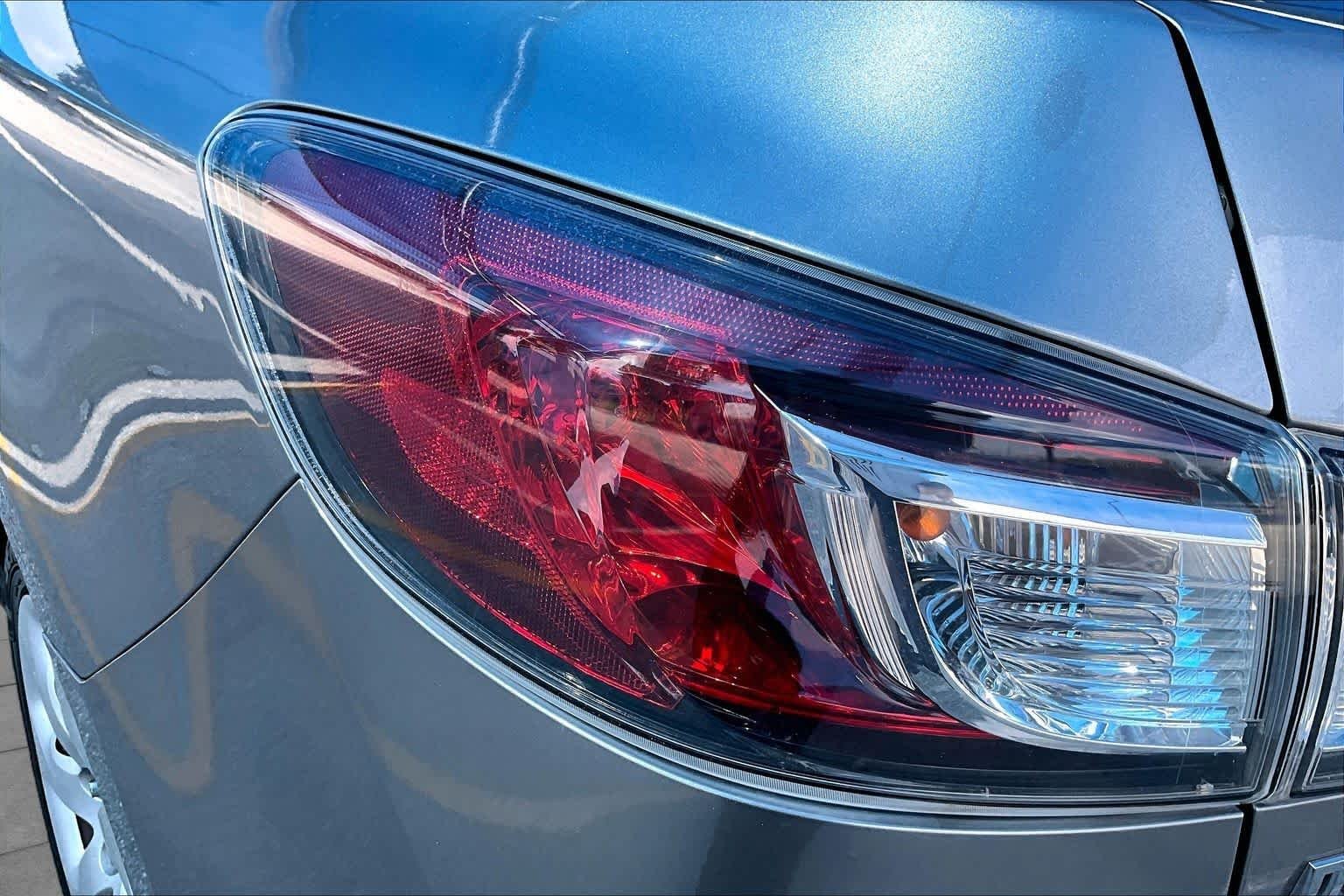 Used 2013 Liquid Silver Metallic Mazda i Sport image 28
