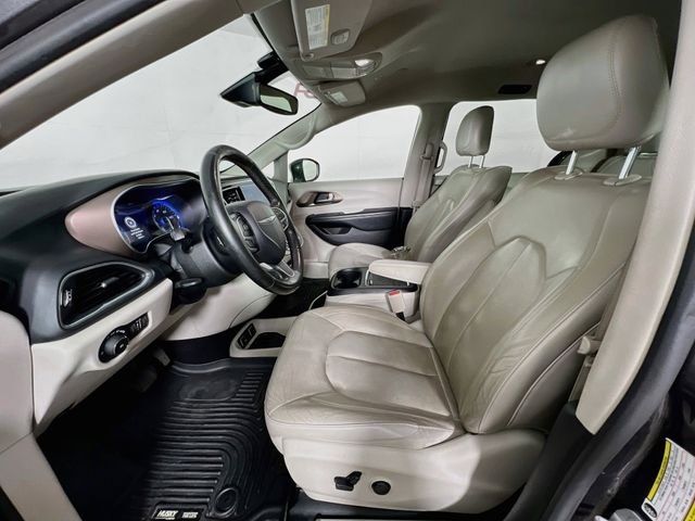 Used 2019 Gray Chrysler Touring L Plus image 9