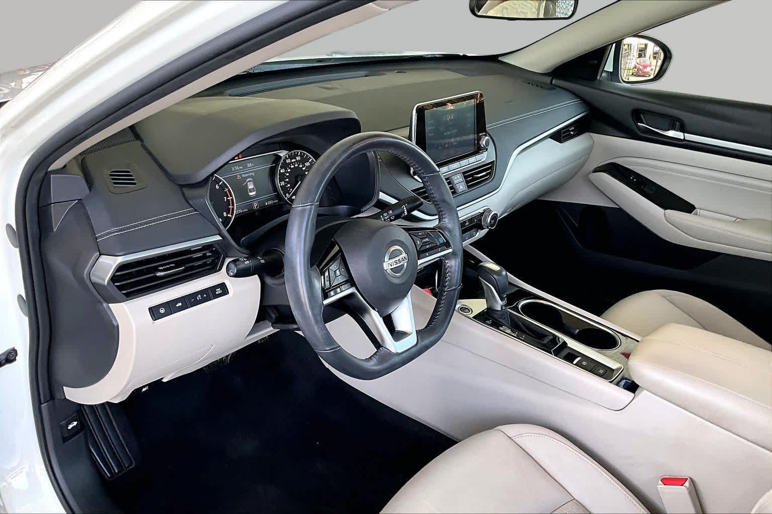 Used 2021 Pearl White Tricoat Nissan 2.5 SV image 18