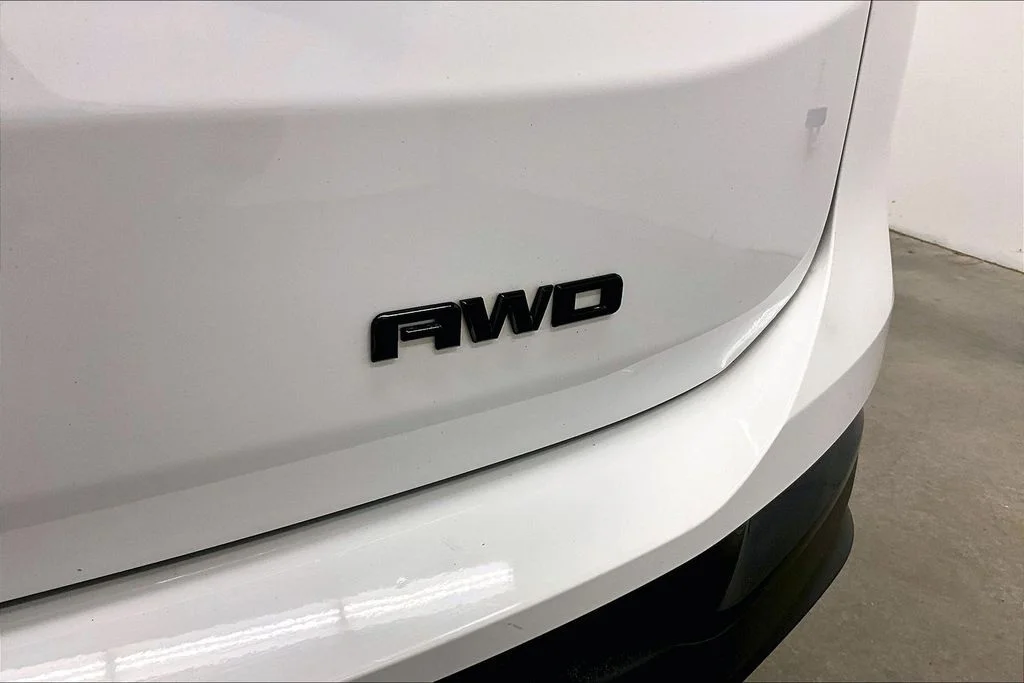 Used 2021 White GMC SLE image 24