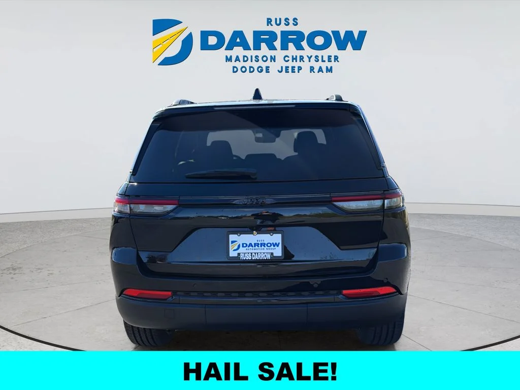 New 2025 Diamond Black Crystal Pearl-Coat Exterior Paint Jeep Laredo image 4