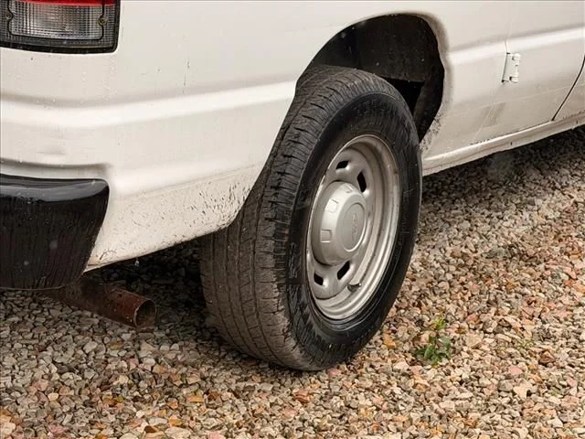 Used 2006 White Ford Commercial image 24