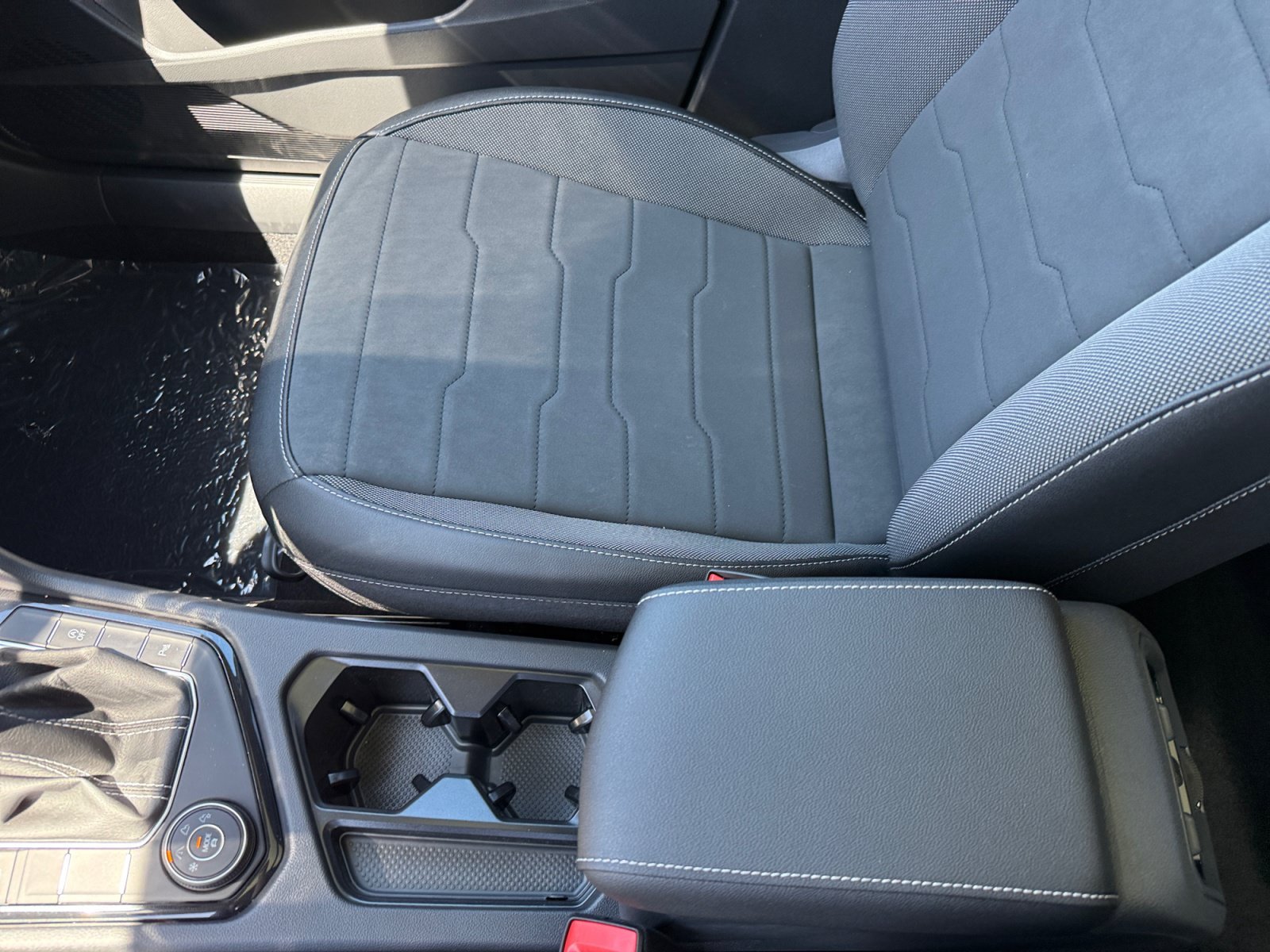 New 2026 Monument Gray W/Deep Black Roof Volkswagen SE Black image 14