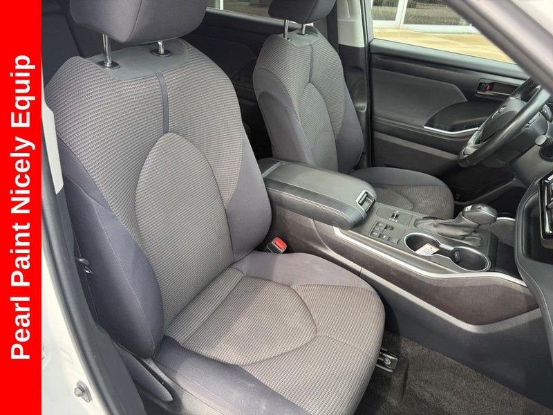 Used 2023 Pearl Toyota LE image 11