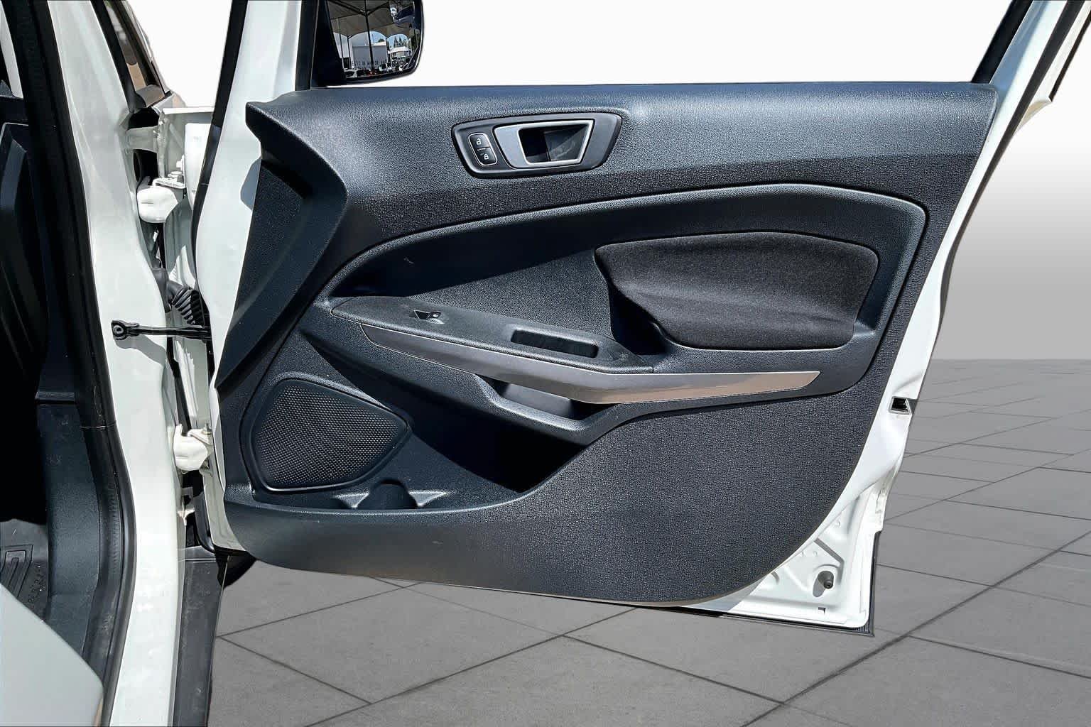 Used 2021 Diamond White Ford SE image 26