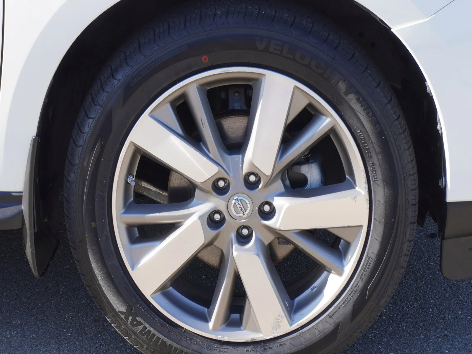 Used 2016 Pearl White Nissan Platinum image 5