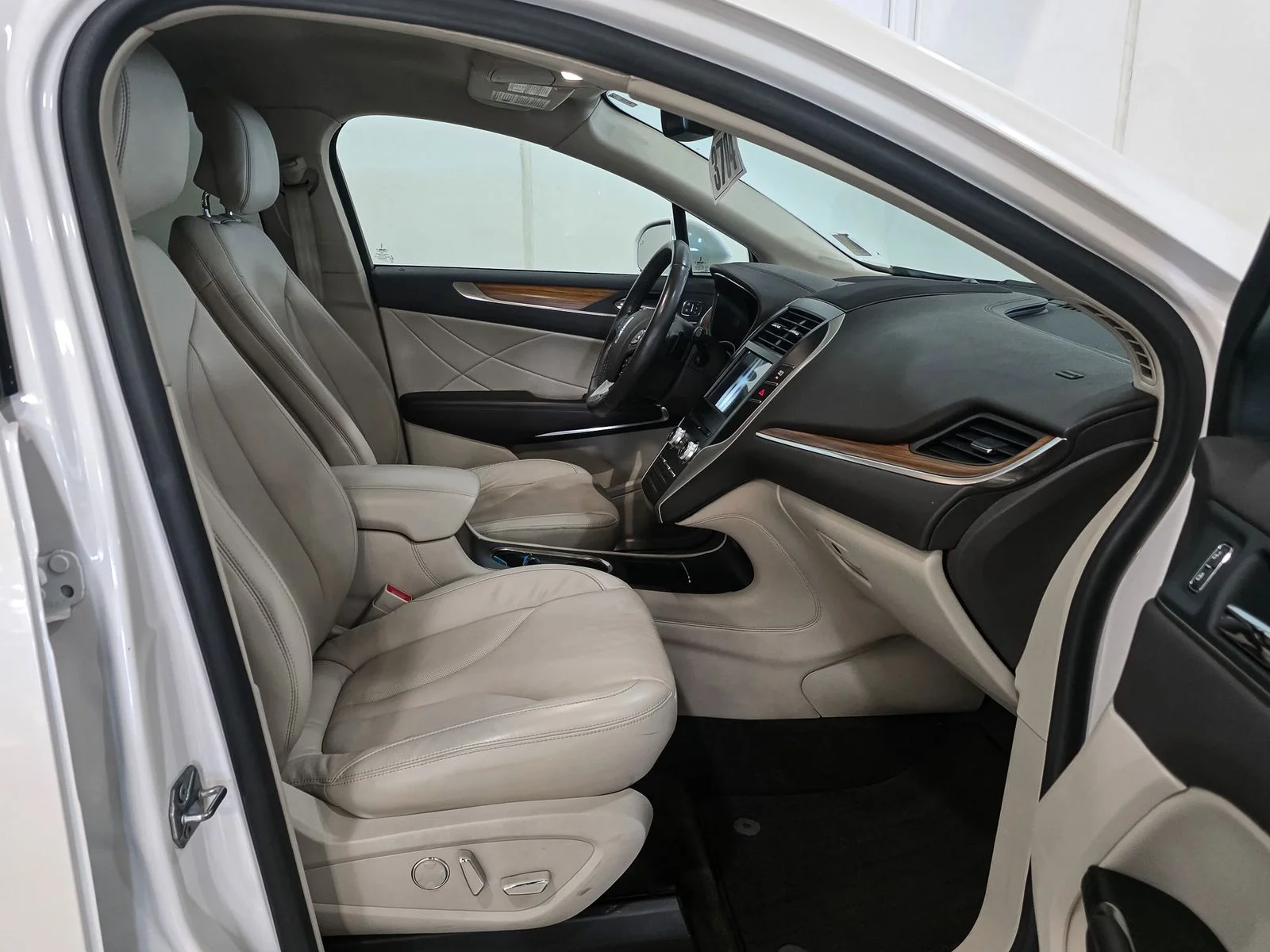 Used 2019 White Lincoln Select image 21