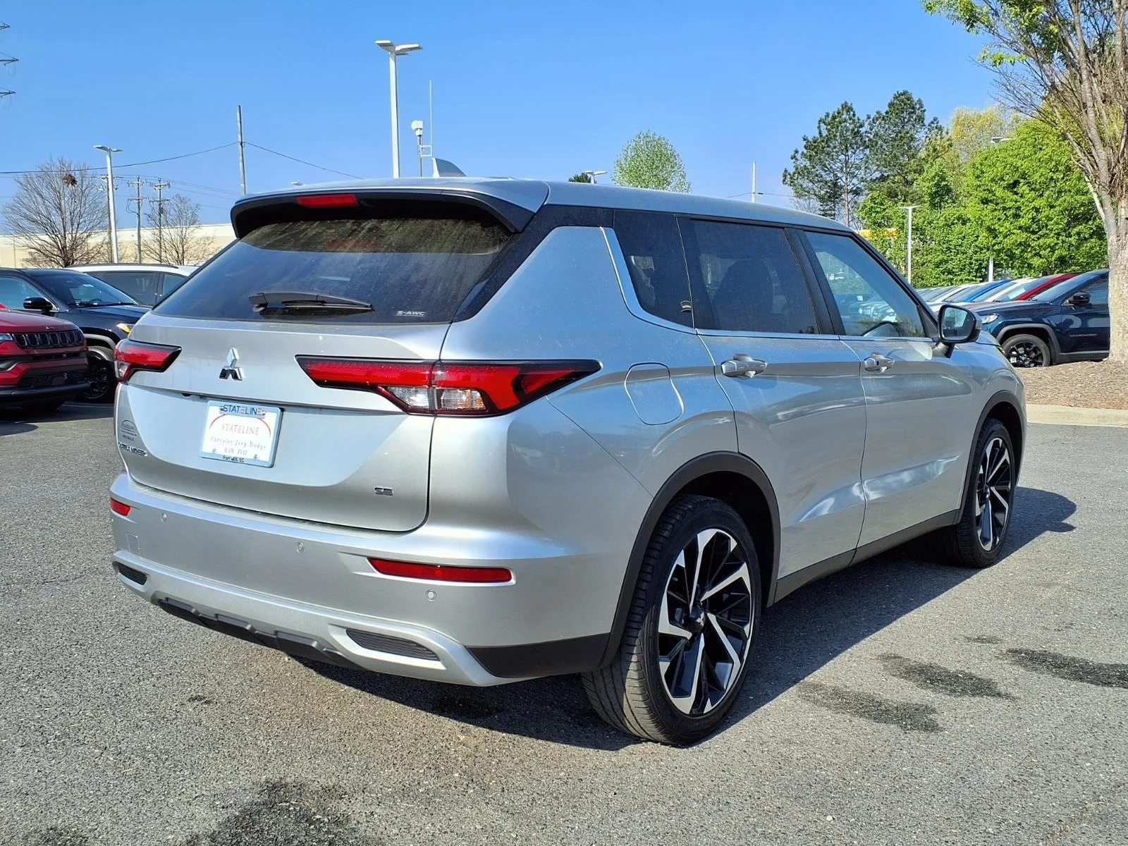 Used 2024  Mitsubishi SE image 2
