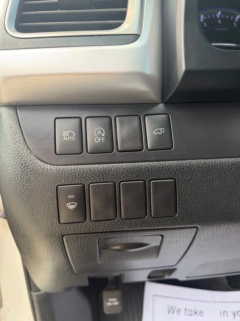 Used 2018 White Toyota XLE image 11