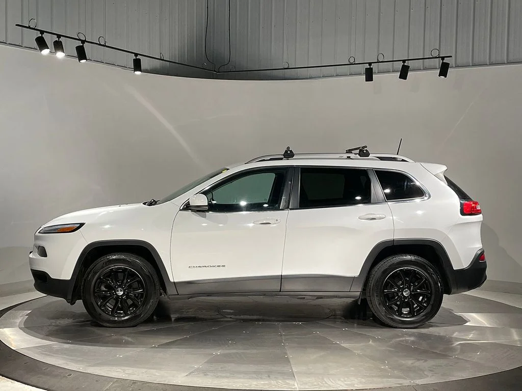Used 2017 White Jeep Latitude image 14