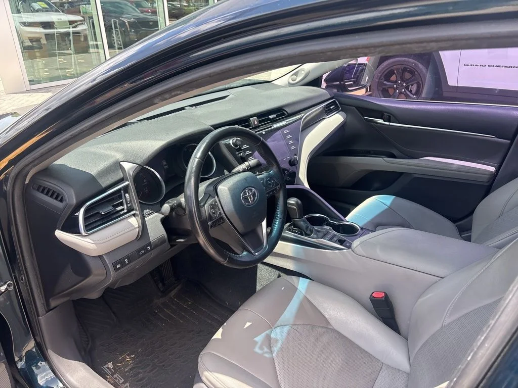 Used 2018 Blue Toyota XSE V6 image 3