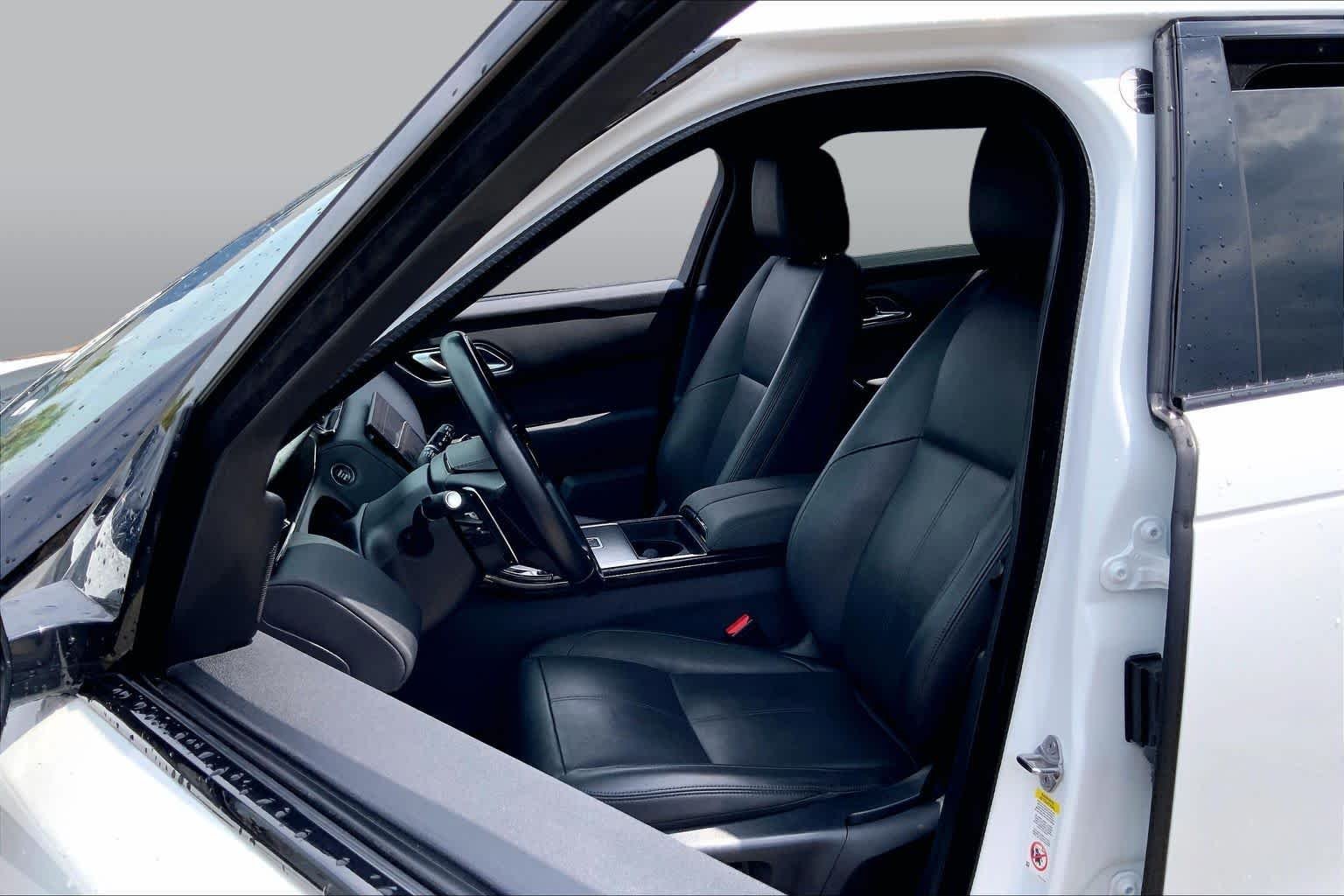 Used 2025 Fuji White Land Rover Dynamic SE image 8