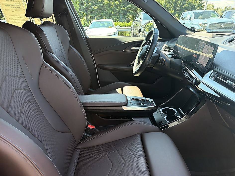 Used 2025 Mineral White Metallic BMW xDrive28i image 19