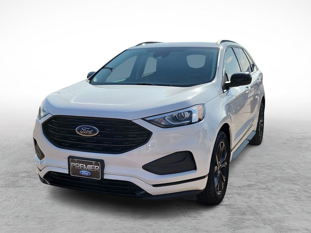 Used 2022 Oxford White Ford SE image 4