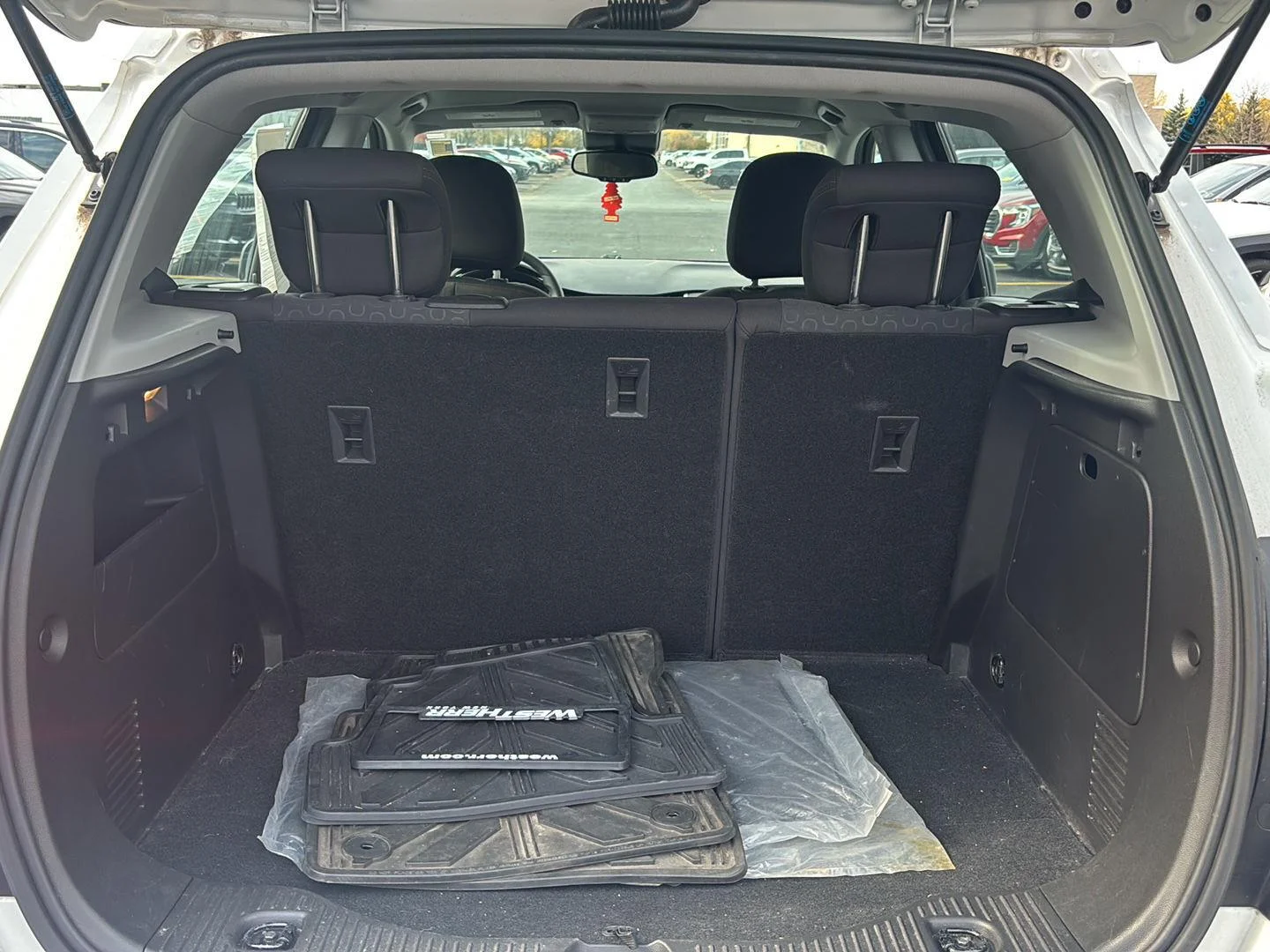 Used 2020 Wh Chevrolet  image 18