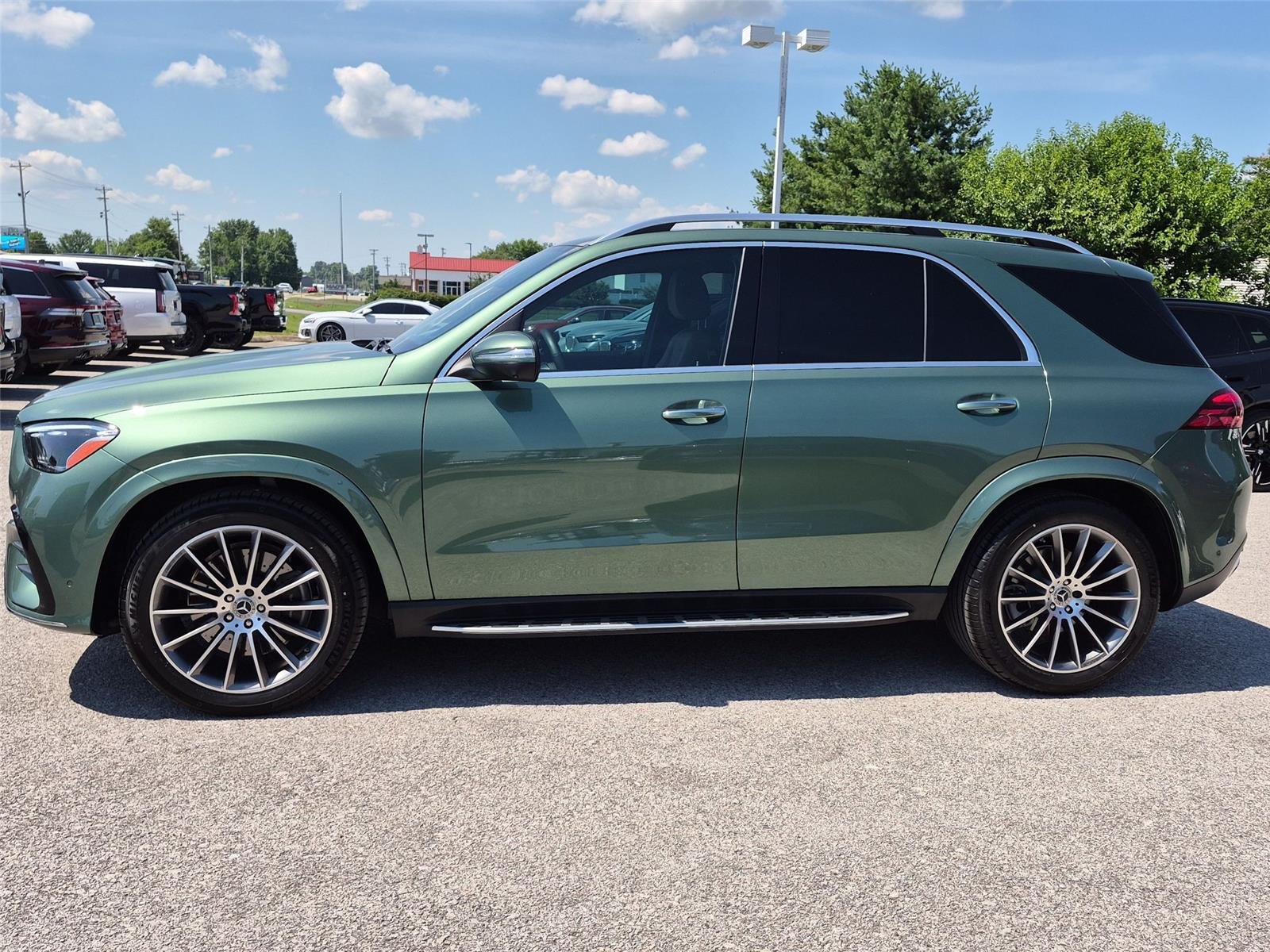 Used 2025 MANUFAKTUR Signature Ireland Mid Green Metallic Mercedes-Benz GLE 450 image 2