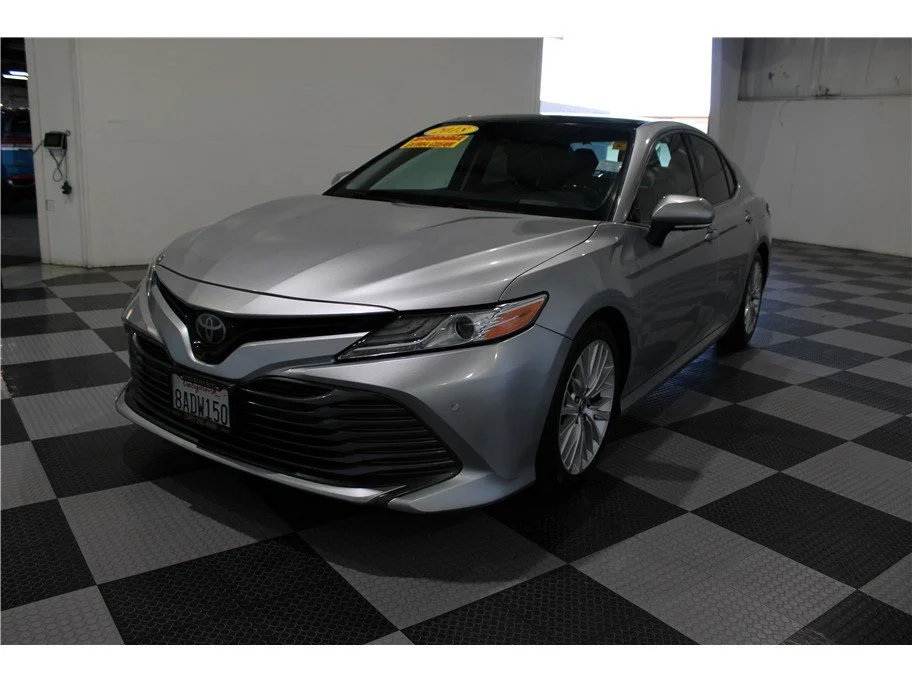 Used 2018 Silver Toyota XLE Sedan 4D image 12