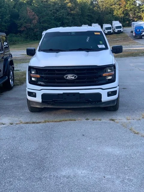 Used 2025 Oxford White Ford XLT image 3