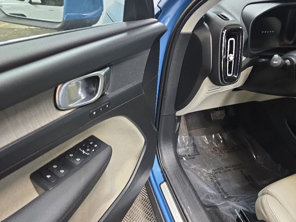 2023 Volvo XC40 Plus - Photo 29