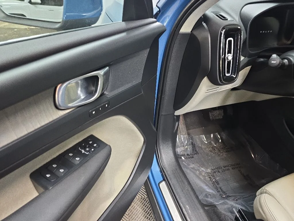 2023 Volvo XC40 Plus - Photo 29