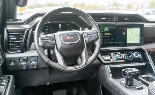 Used 2025  GMC AT4 image 17