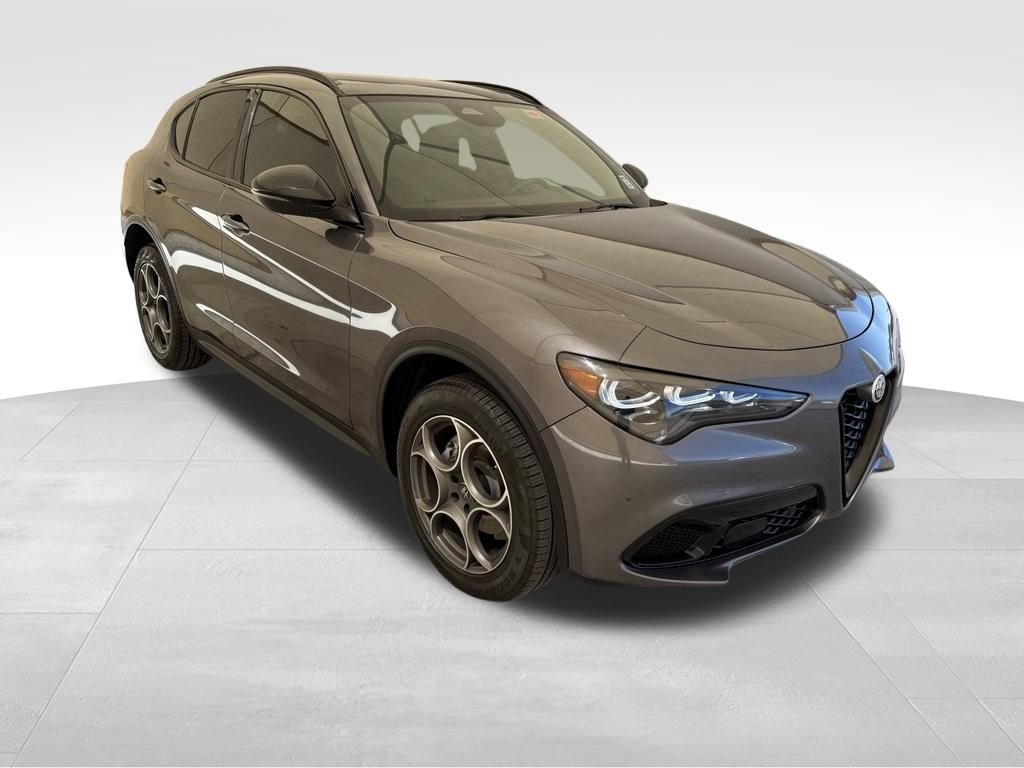 New 2025 Vesuvio Gray Metallic Exterior Paint Alfa Romeo Base image 5