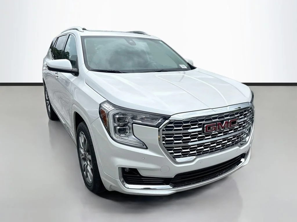 Used 2022 White GMC Denali image 3