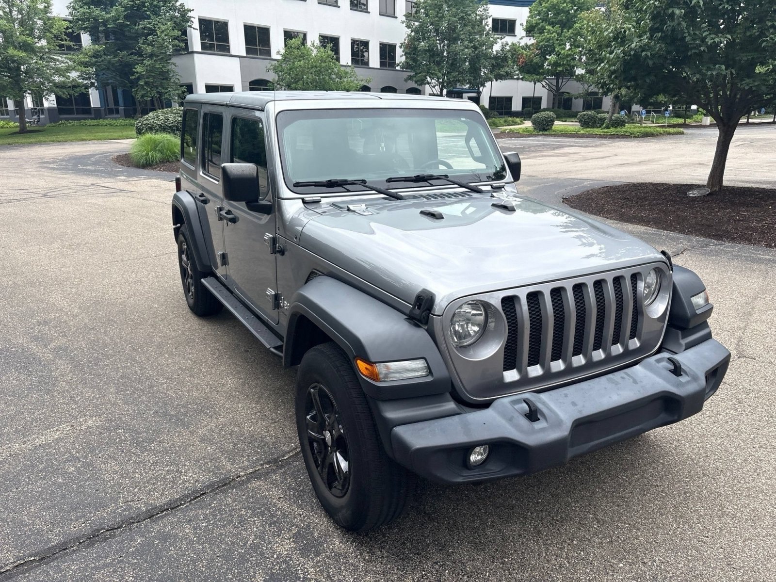 Used 2018 Billet Silver Metallic Clearcoat Jeep Sport S image 16