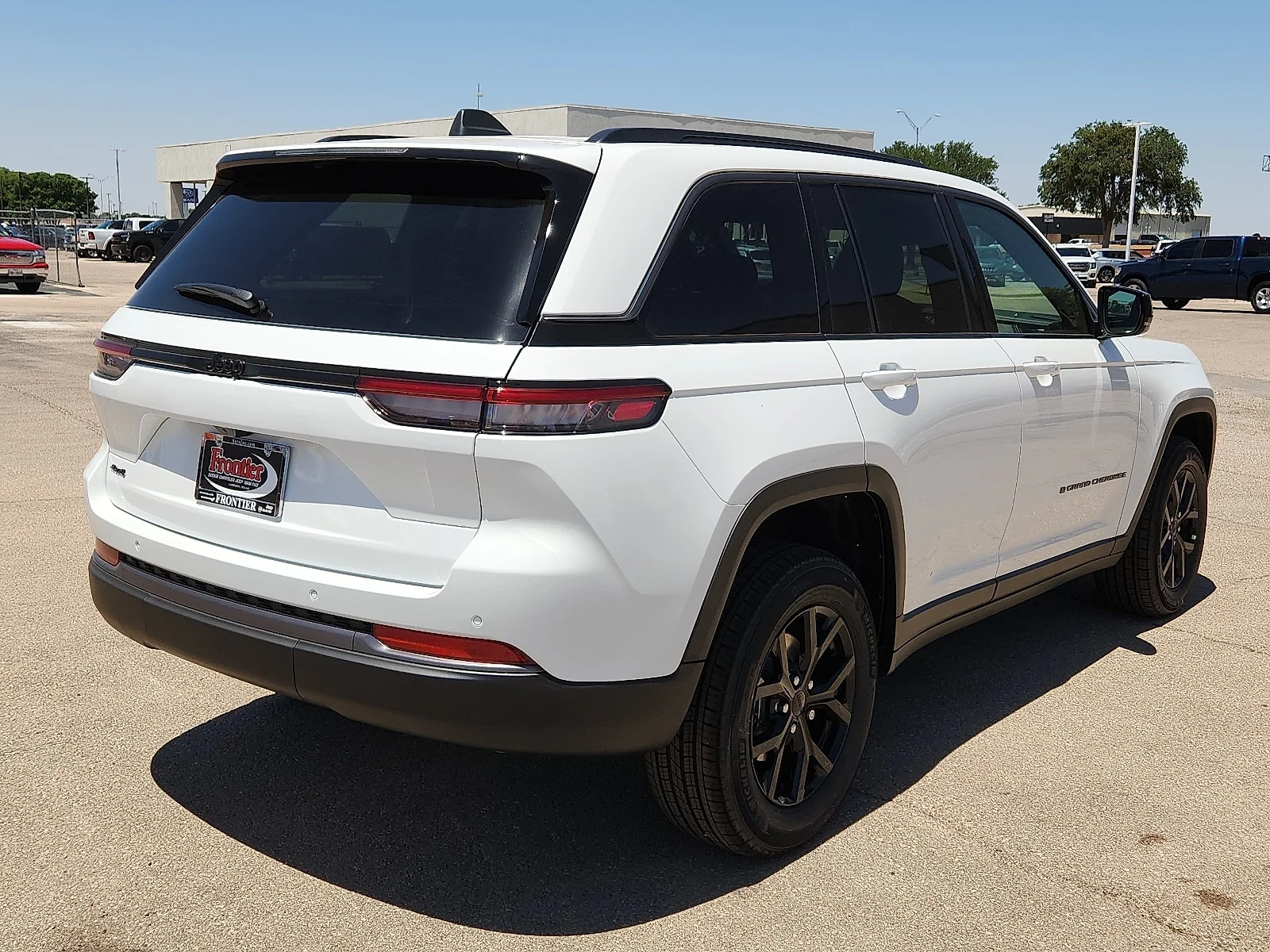 New 2026 Bright White Clear-Coat  Paint Jeep LAREDO ALTITUDE 4X4 image 4