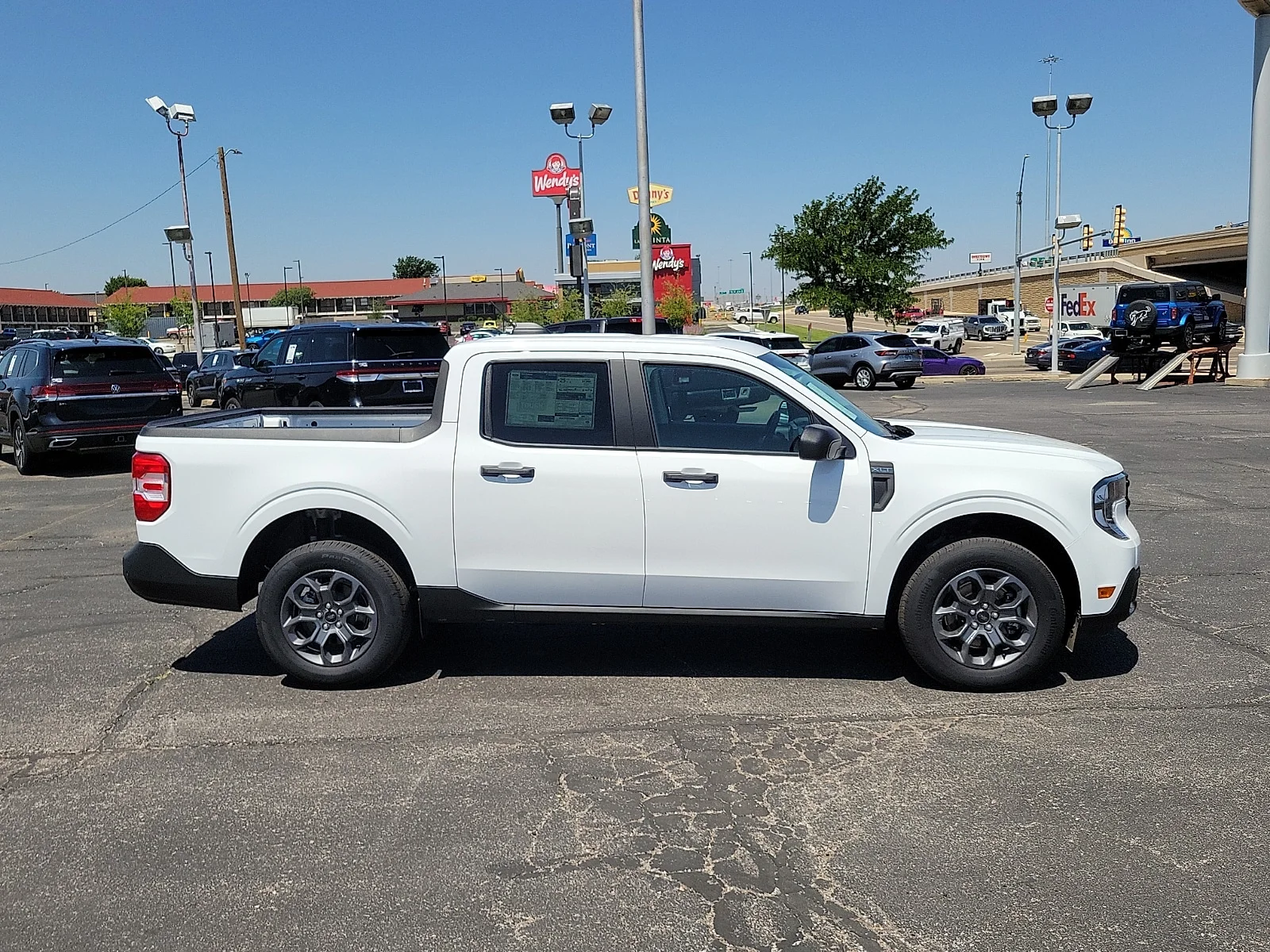 New 2025 Oxford White Ford XLT image 5
