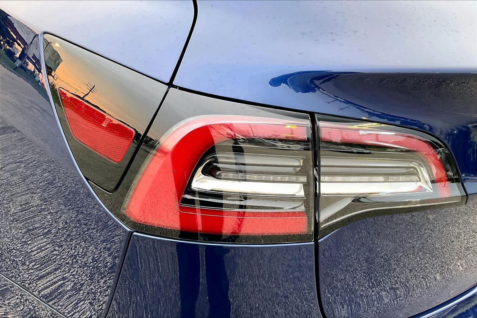 Used 2018 Deep Blue Metallic Tesla Long Range Battery image 23