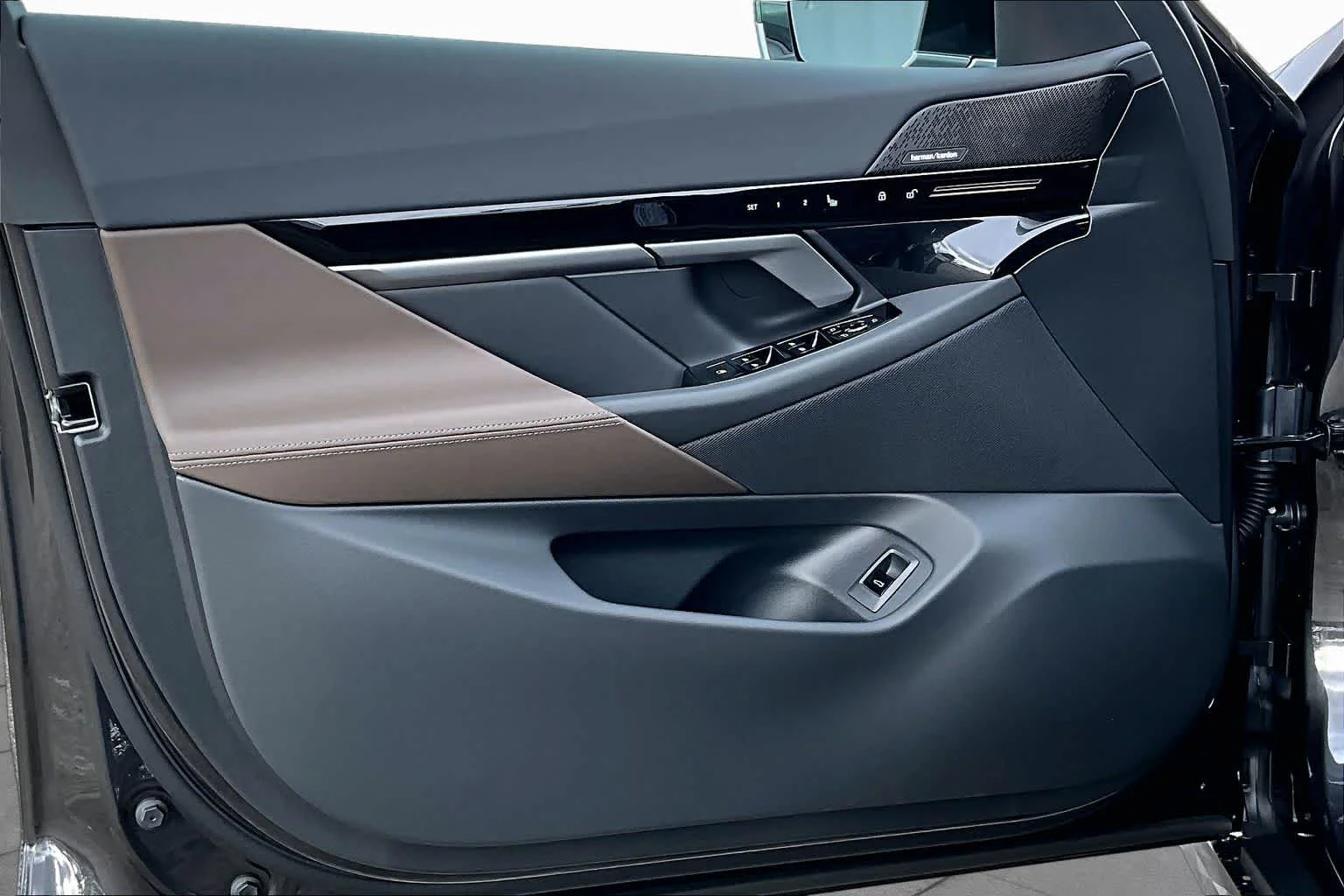 New 2026 Dark Graphite Metallic BMW 530i xDrive image 11